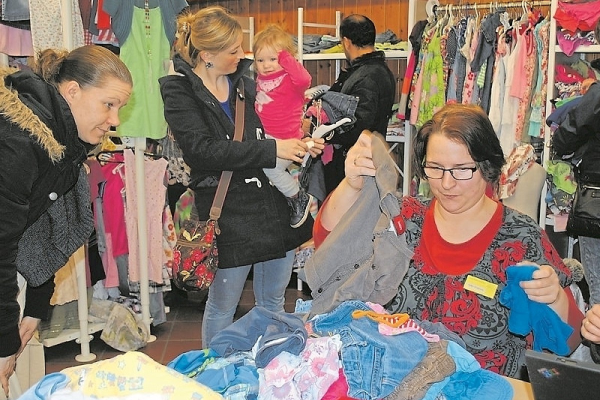 Alle Hände voll zu tun hatte unter anderem Silke Franzen (rechts) vom ehrenamtlichen Team der Aktion "Gänseblümchen" am Montagvormittag am Kassentisch. Fotos: Rinke