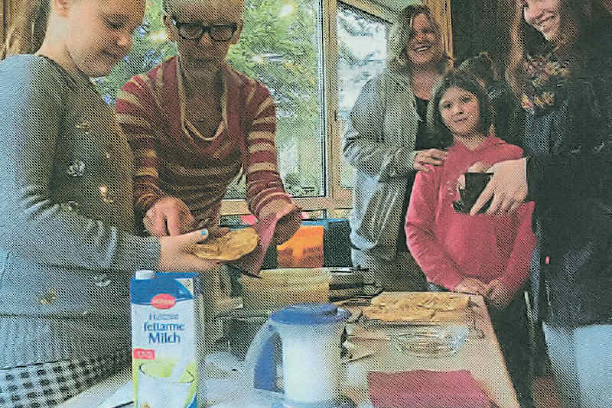 Die Waffeln schmeckten (v.l.): Phoebe und Angelika Koppelle mit Anke, Lina und Nadine Schroer. Foto Bühner
